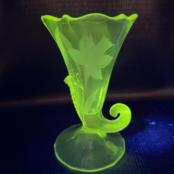 Duncan & Miller Tristan Cornucopia Vase Clear Manganese 365nm UV Glow Etched - Picture 1 of 10